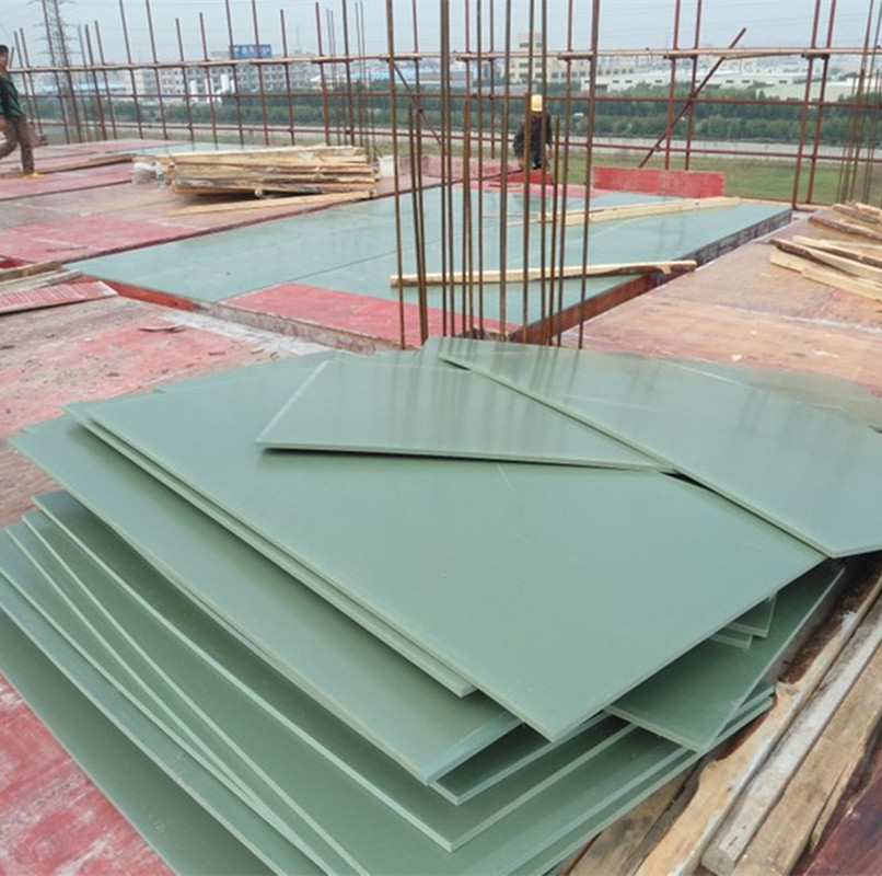 为了保证模板的使用次数和降低模板损坏程度，施工单位应如何使用模板